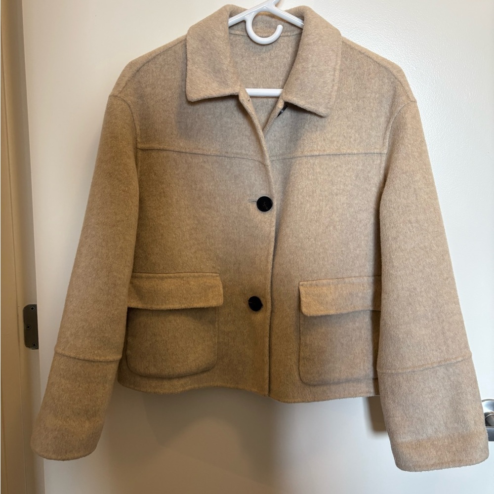 Elegant Beige Wool jacket with pocket
